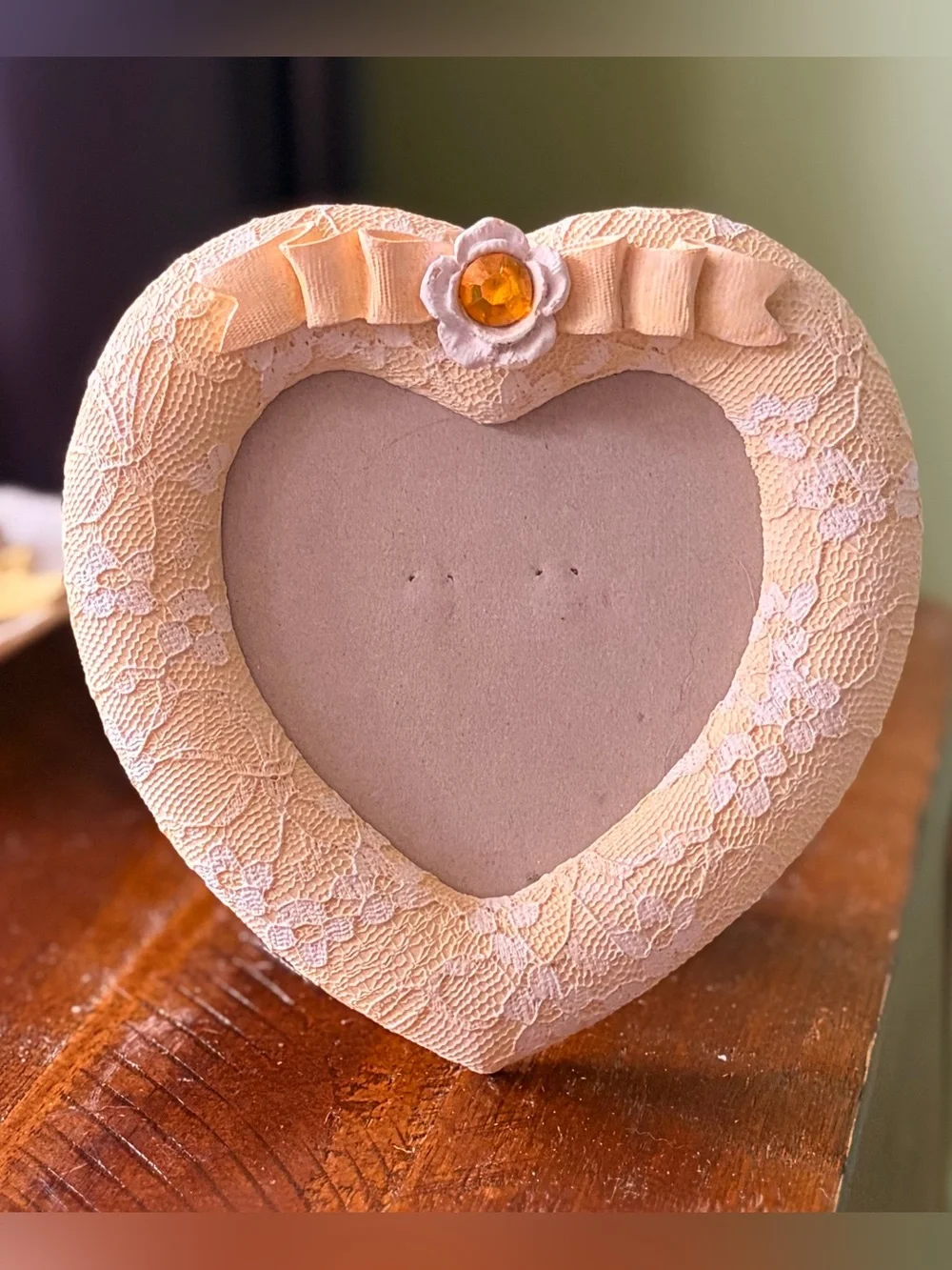 Heart-Shaped Lace Photo Frame in Cream Vintage Accent